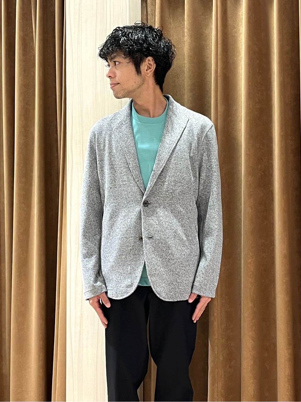 URAさんの「TAKEO KIKUCHI｜【オフィスカジュアル対応】ドレス チノパンツ」を使ったコーディネート