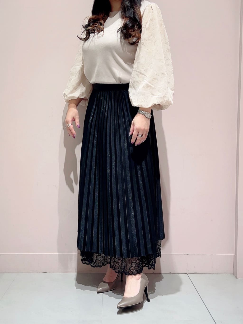 りえさんの「ESPERANZA｜【レイン対応/12時間パンプス】約8.5cm　歩きやすくて疲れにくい」を使ったコーディネート