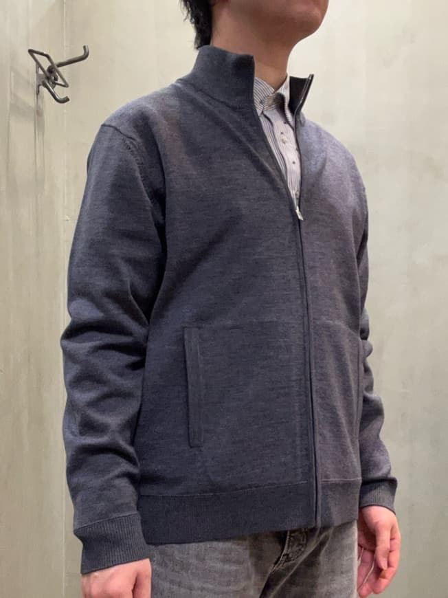 コウノ モトヤさんの「TAKEO KIKUCHI｜ハットモチーフ ジャカード ストライプ シャツ」を使ったコーディネート