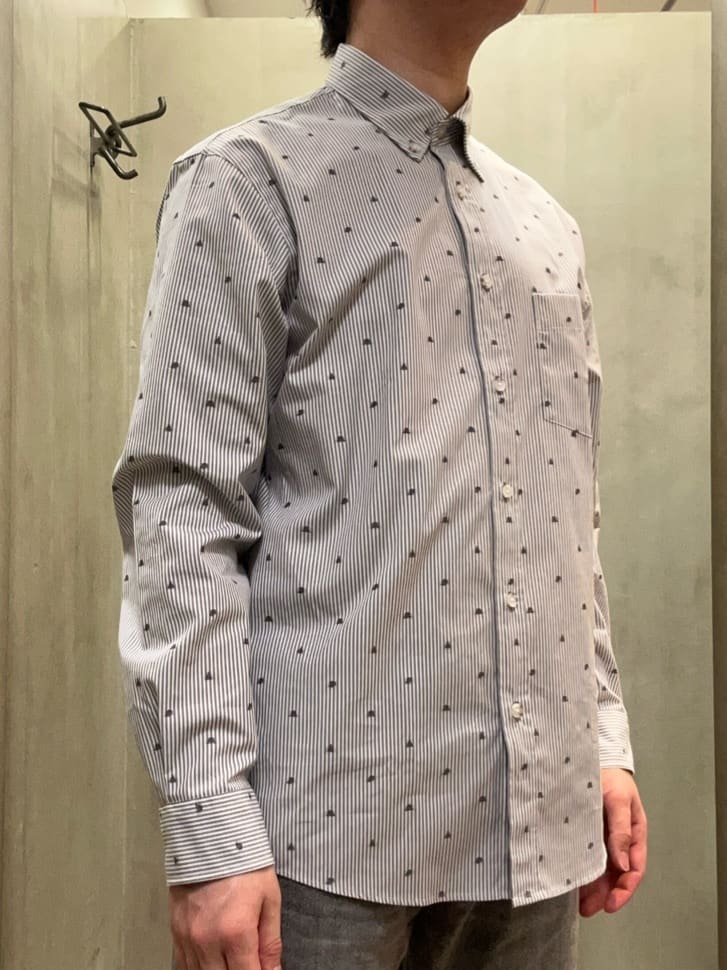 コウノ モトヤさんの「TAKEO KIKUCHI｜ハットモチーフ ジャカード ストライプ シャツ」を使ったコーディネート
