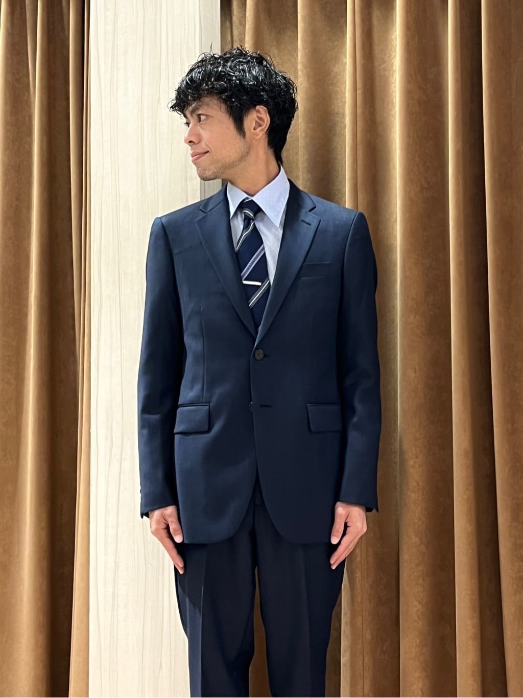 URAさんの「TAKEO KIKUCHI｜【Three by Three】シャイニーシャークピンヘッド スーツ/3ピース対応可」を使ったコーディネート