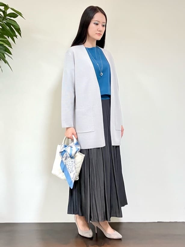カレンさんの「UNTITLED｜【手洗い／88cm正方形】エンブレムプリントスカーフ」を使ったコーディネート