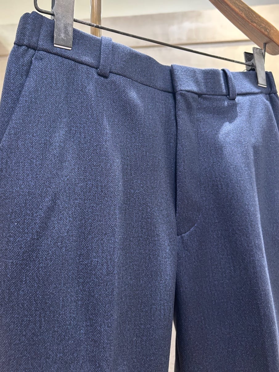 コウノ モトヤさんの「TAKEO KIKUCHI｜【DOWN FABRIC】ダウンファブリック ドレスパンツ / セットアップ対応」を使ったコーディネート