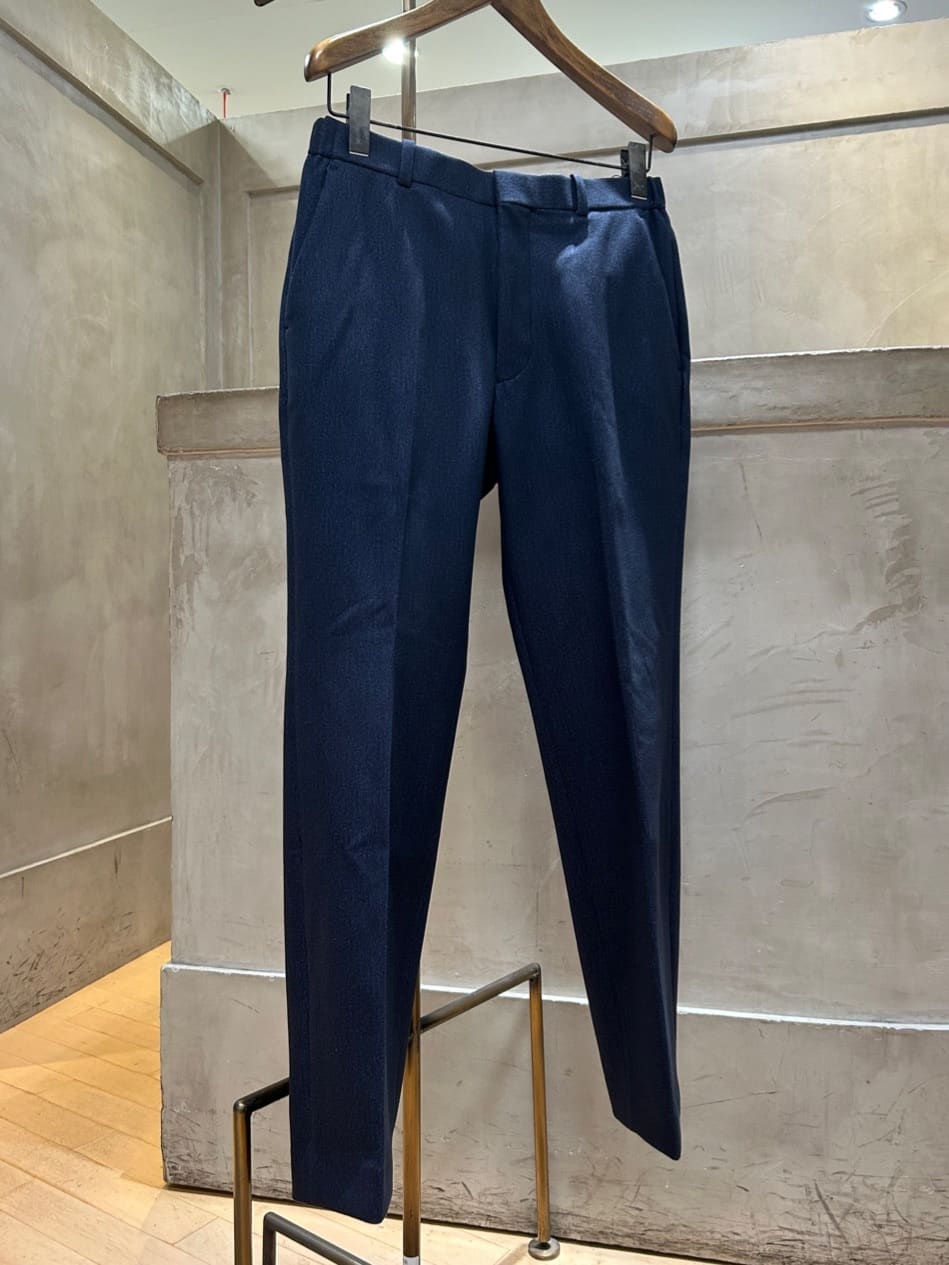 コウノ モトヤさんの「TAKEO KIKUCHI｜【DOWN FABRIC】ダウンファブリック ドレスパンツ / セットアップ対応」を使ったコーディネート