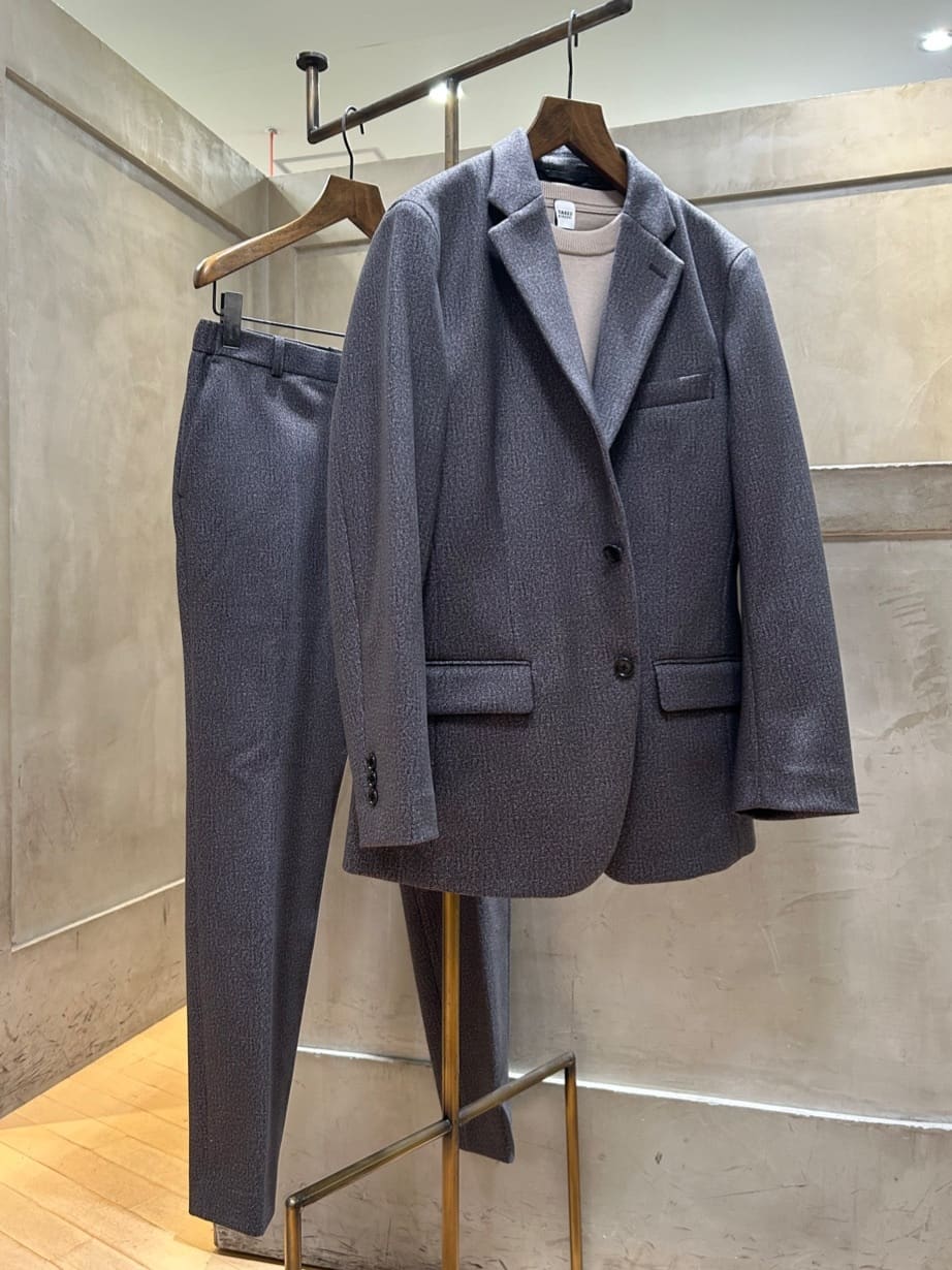 コウノ モトヤさんの「TAKEO KIKUCHI｜【DOWN FABRIC】ダウンファブリック ドレスパンツ / セットアップ対応」を使ったコーディネート