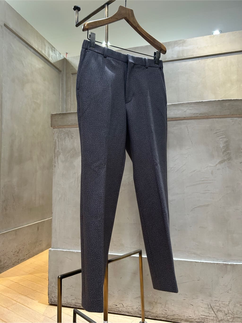 コウノ モトヤさんの「TAKEO KIKUCHI｜【DOWN FABRIC】ダウンファブリック ドレスパンツ / セットアップ対応」を使ったコーディネート