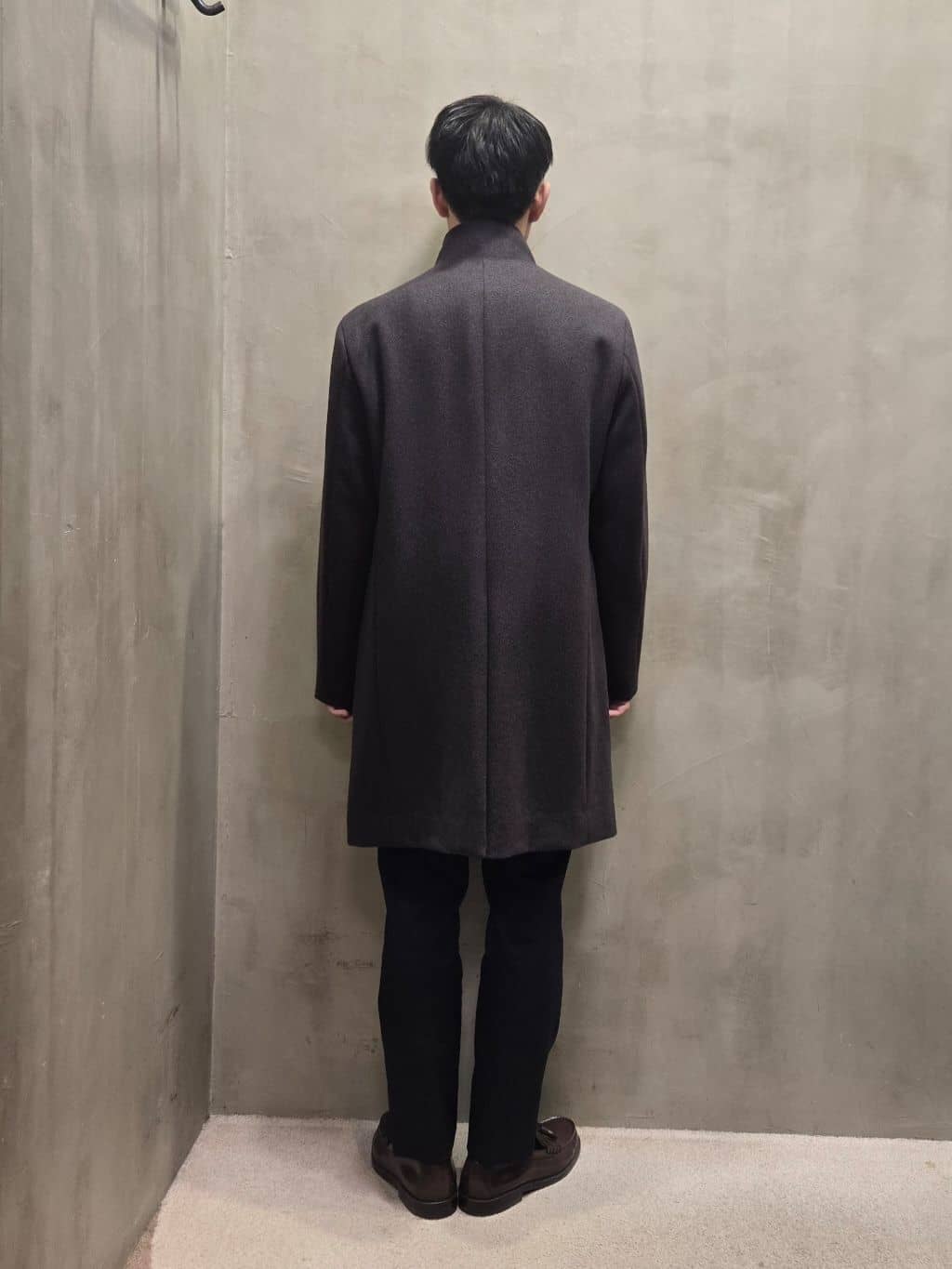 白木駆さんの「TAKEO KIKUCHI｜【ウールカシミヤブレンド】ビーバー調 スタンドカラー コート」を使ったコーディネート
