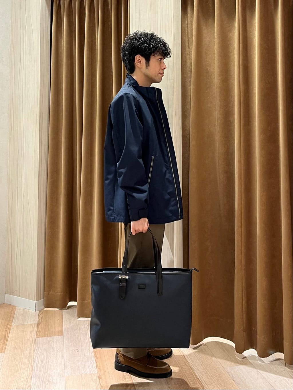 URAさんの「TAKEO KIKUCHI｜【オフィスカジュアル対応】ドレス チノパンツ」を使ったコーディネート