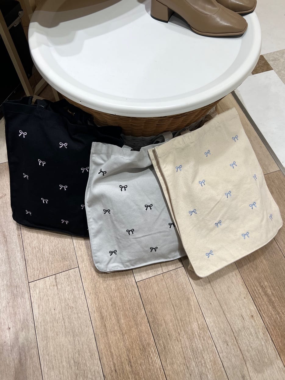 yumiさんの「ESPERANZA｜リボン刺繍キャンバストートバッグ」を使ったコーディネート