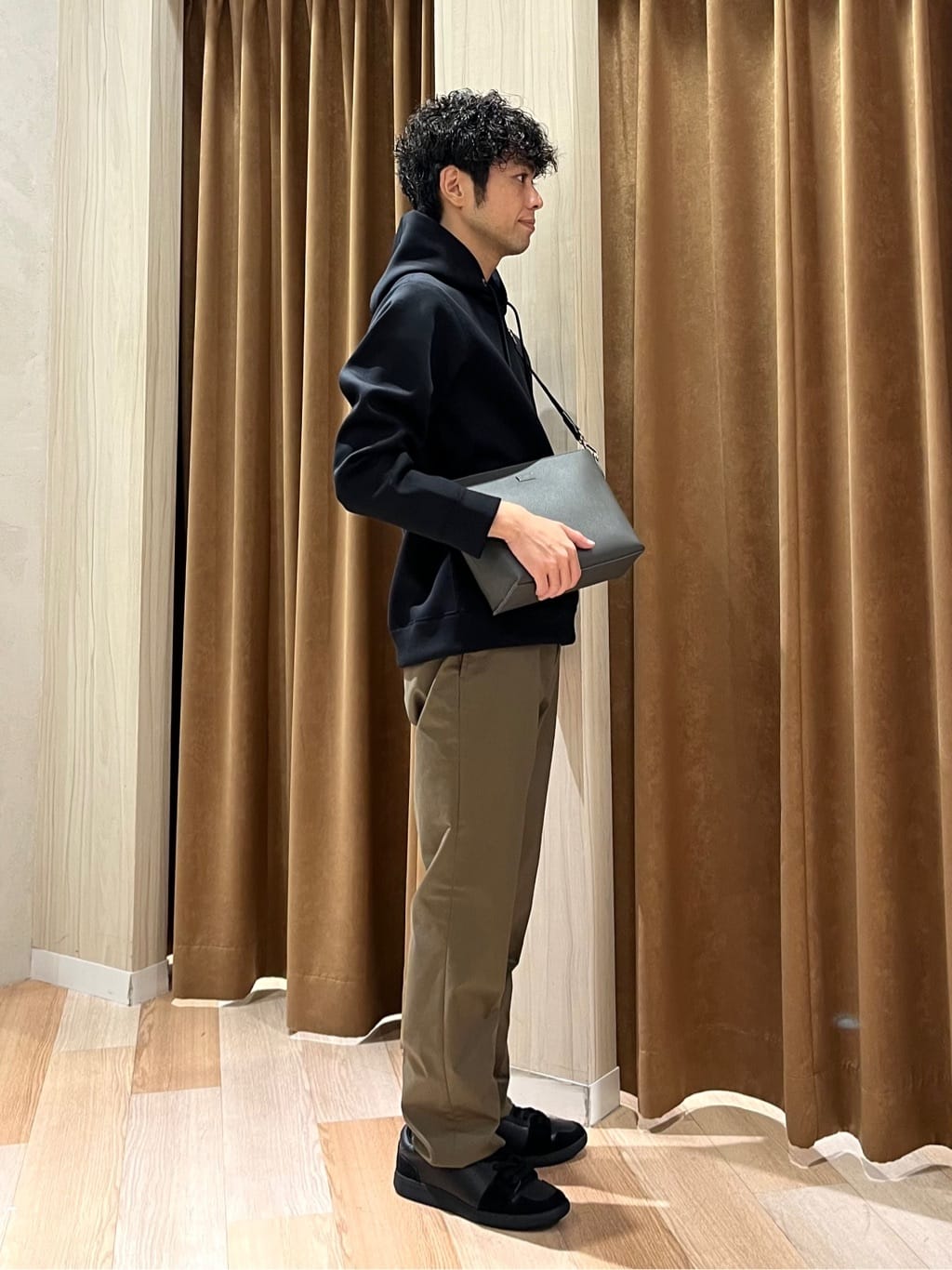 URAさんの「TAKEO KIKUCHI｜【オフィスカジュアル対応】ドレス チノパンツ」を使ったコーディネート