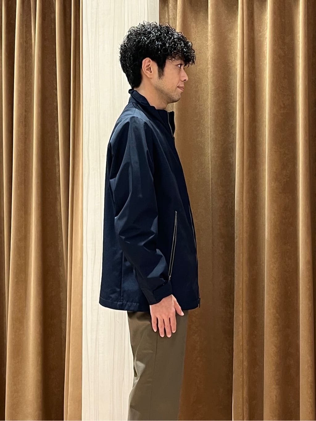 URAさんの「TAKEO KIKUCHI｜【オフィスカジュアル対応】ドレス チノパンツ」を使ったコーディネート