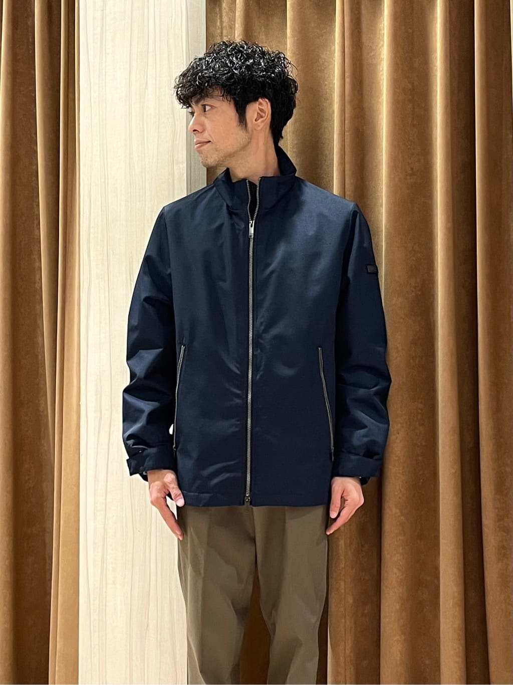URAさんの「TAKEO KIKUCHI｜【オフィスカジュアル対応】ドレス チノパンツ」を使ったコーディネート
