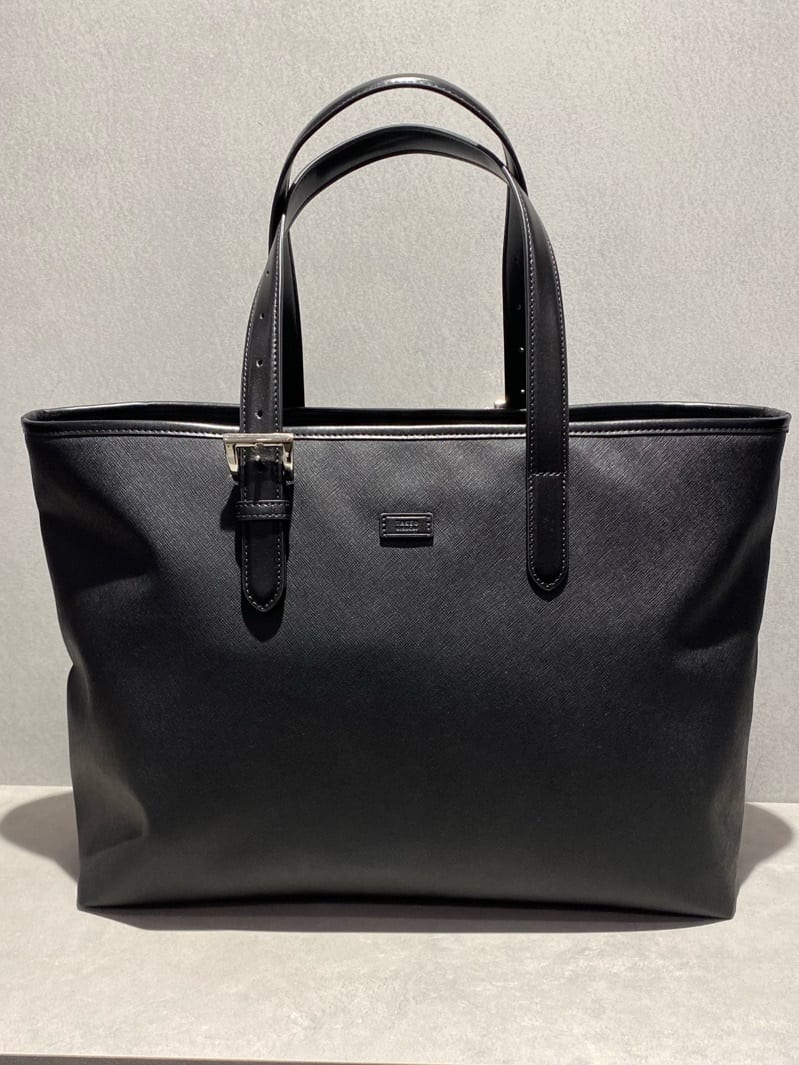 nishiさんの「TAKEO KIKUCHI｜ハットモチーフ ジャカード ストライプ シャツ」を使ったコーディネート
