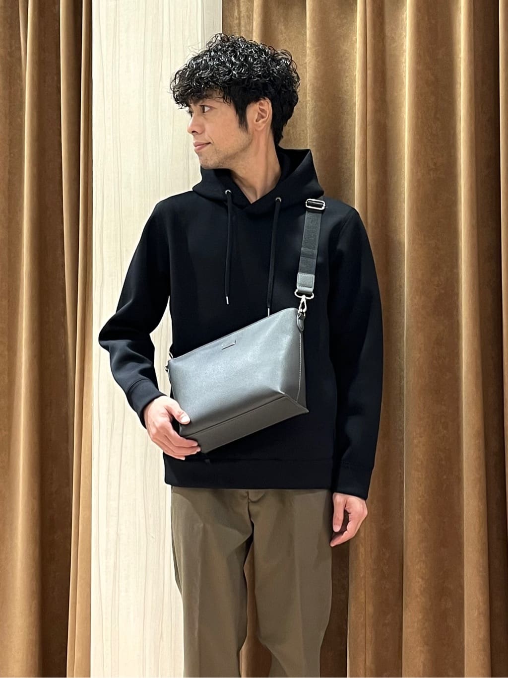 URAさんの「TAKEO KIKUCHI｜【オフィスカジュアル対応】ドレス チノパンツ」を使ったコーディネート