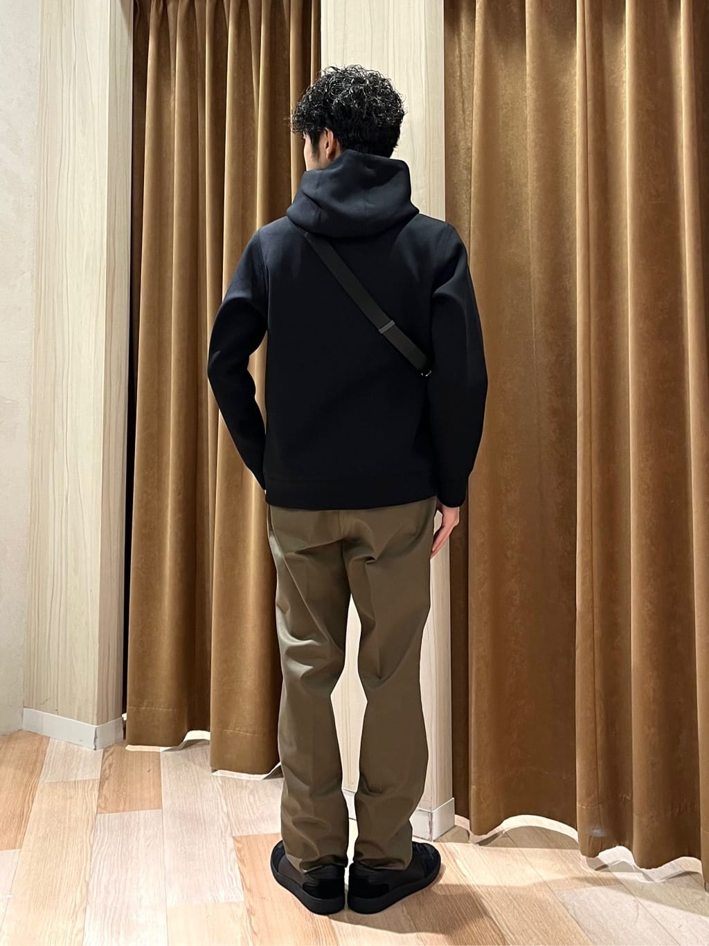 URAさんの「TAKEO KIKUCHI｜【オフィスカジュアル対応】ドレス チノパンツ」を使ったコーディネート