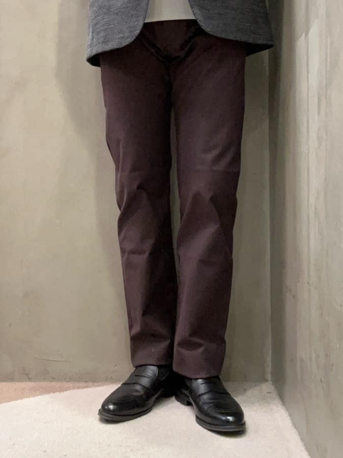 コウノ モトヤさんの「TAKEO KIKUCHI｜【Made in JAPAN】播州織 ストレッチ パンツ」を使ったコーディネート
