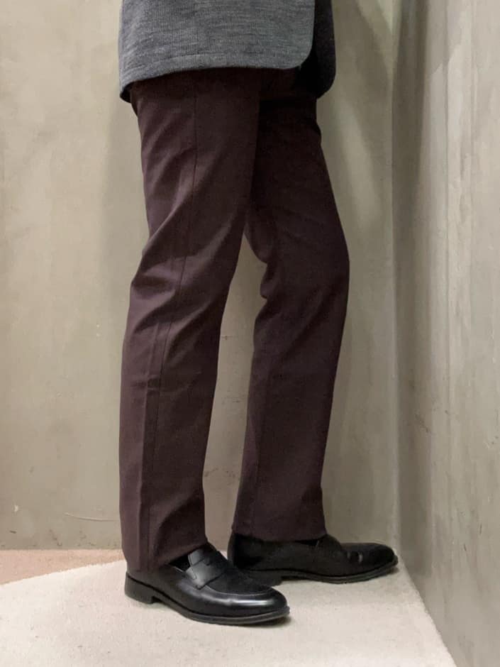 コウノ モトヤさんの「TAKEO KIKUCHI｜【Made in JAPAN】播州織 ストレッチ パンツ」を使ったコーディネート