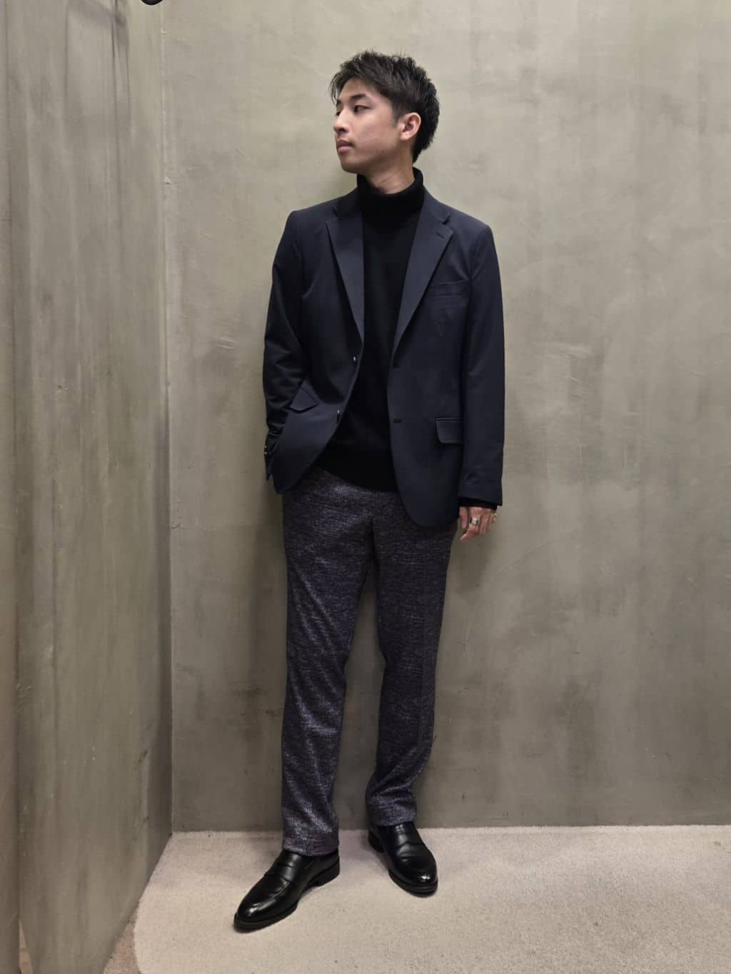 白木駆さんの「TAKEO KIKUCHI｜【ONOFF対応】TRダブルニット ストレッチパンツ」を使ったコーディネート