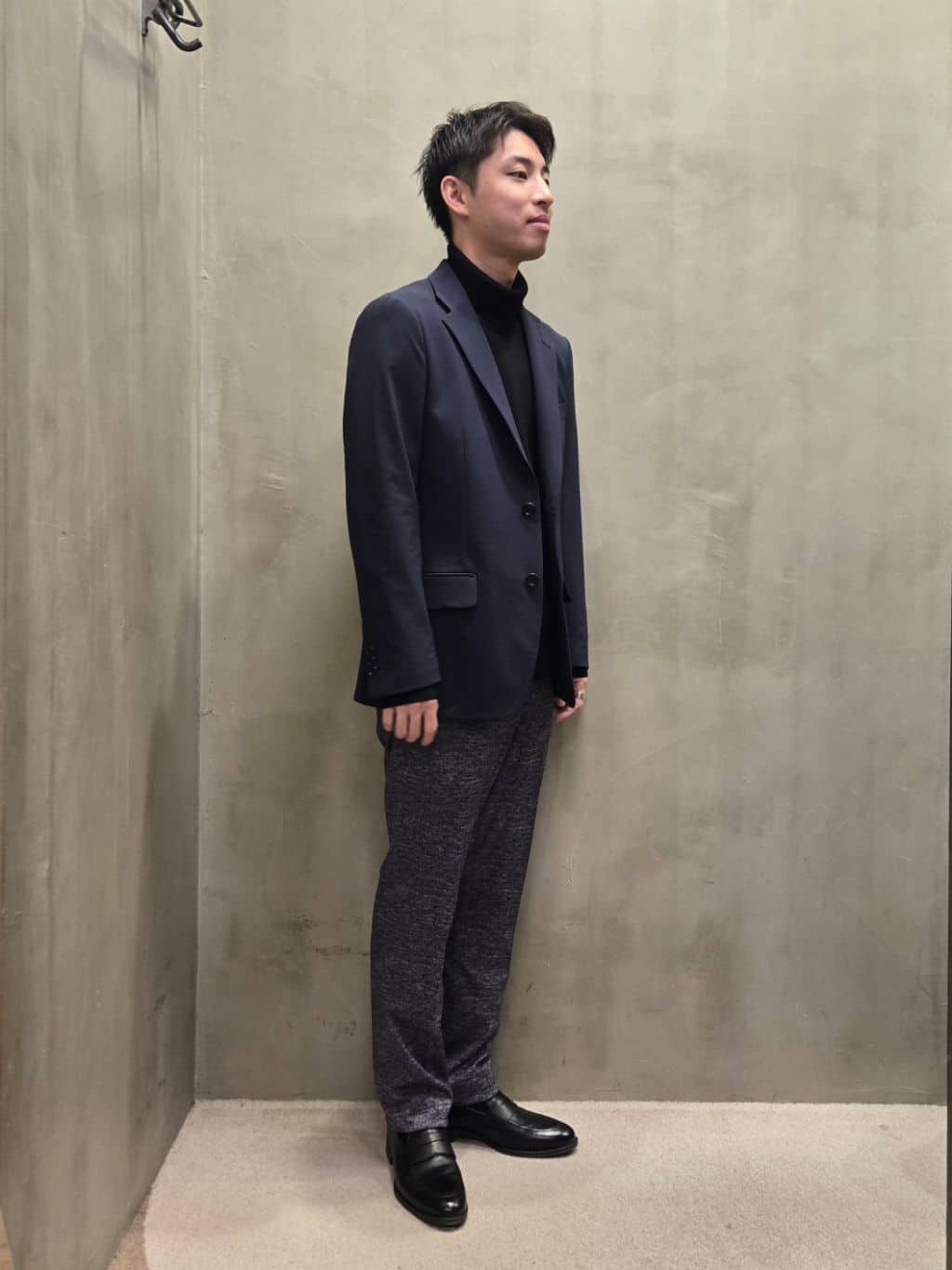 白木駆さんの「TAKEO KIKUCHI｜【ONOFF対応】TRダブルニット ストレッチパンツ」を使ったコーディネート