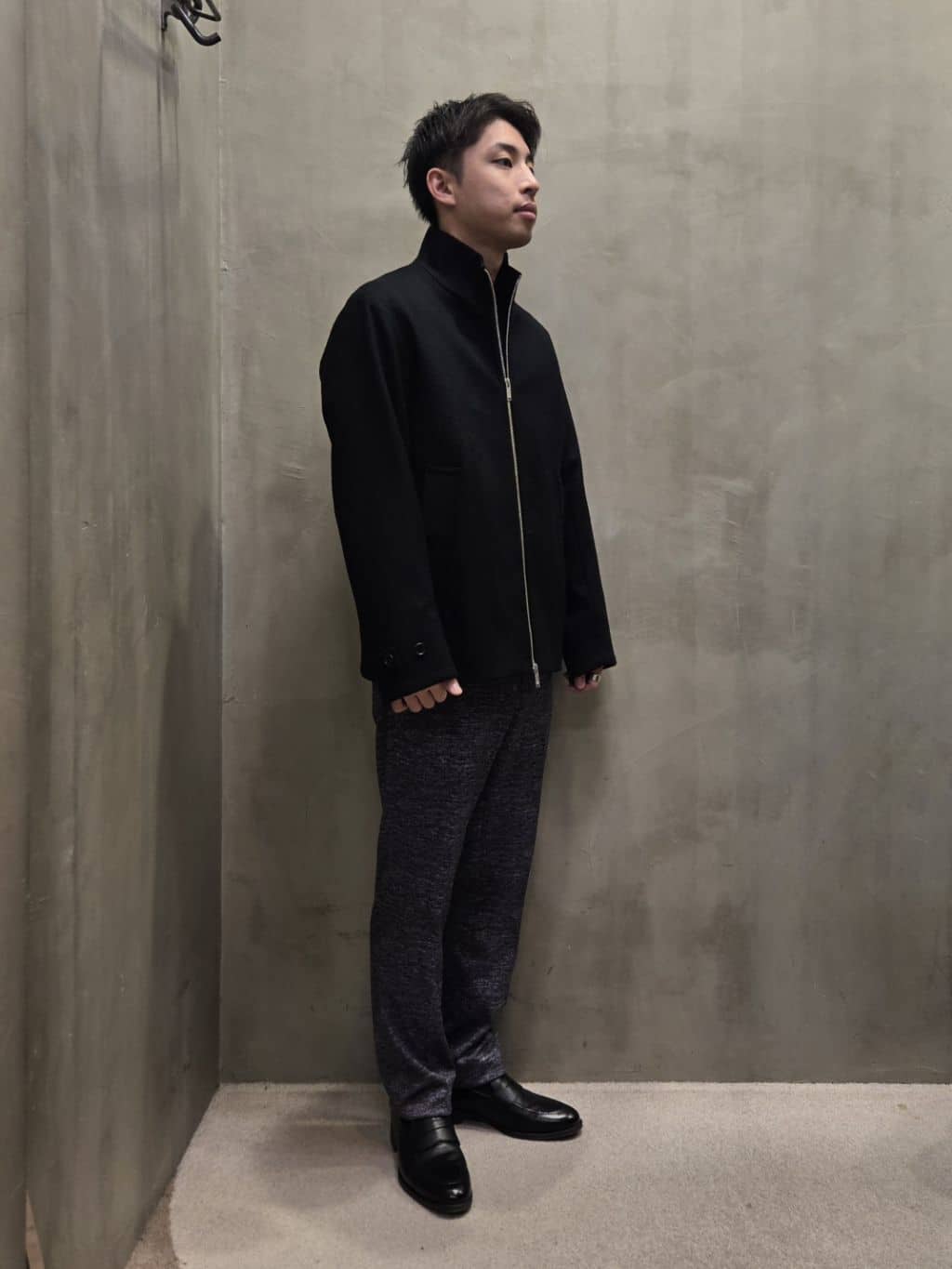 白木駆さんの「TAKEO KIKUCHI｜【ONOFF対応】TRダブルニット ストレッチパンツ」を使ったコーディネート