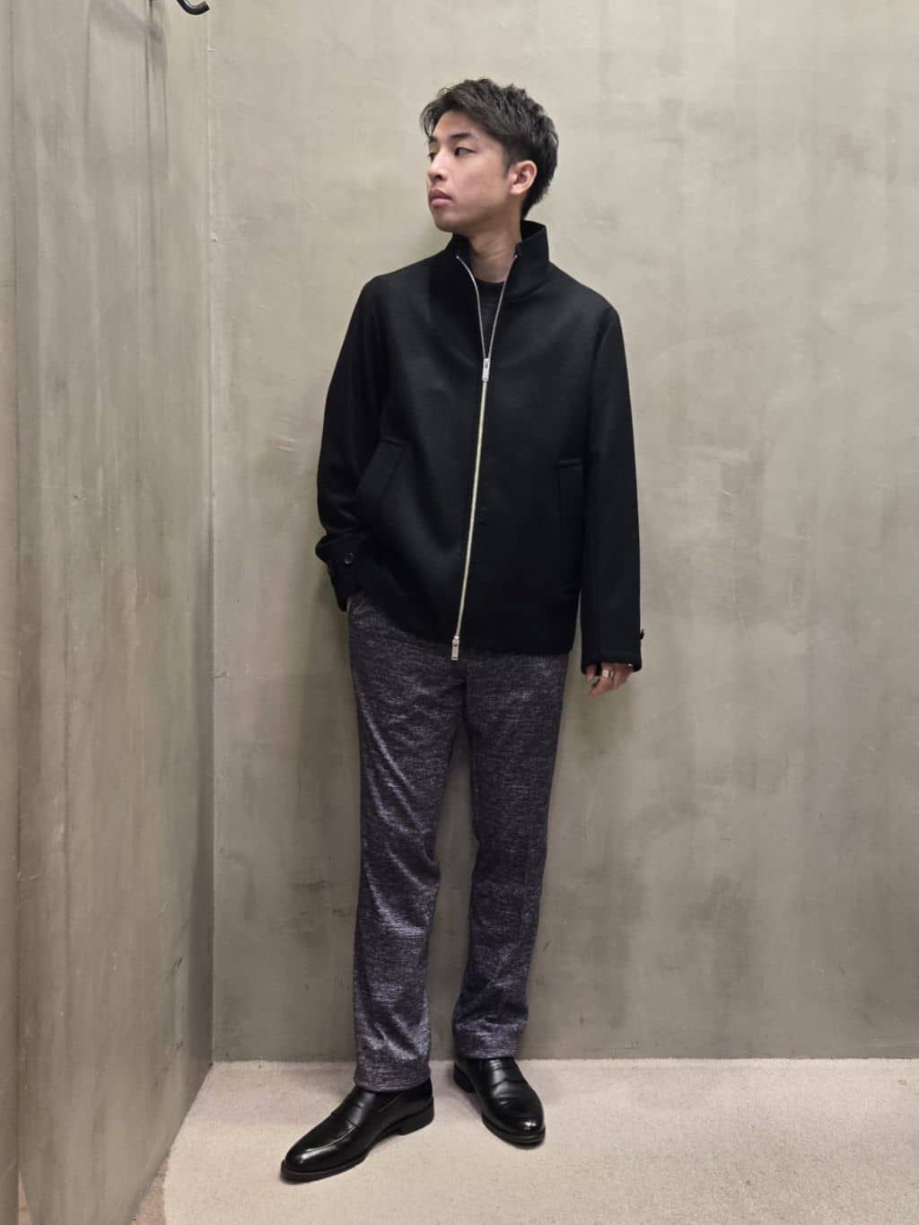 白木駆さんの「TAKEO KIKUCHI｜【ONOFF対応】TRダブルニット ストレッチパンツ」を使ったコーディネート