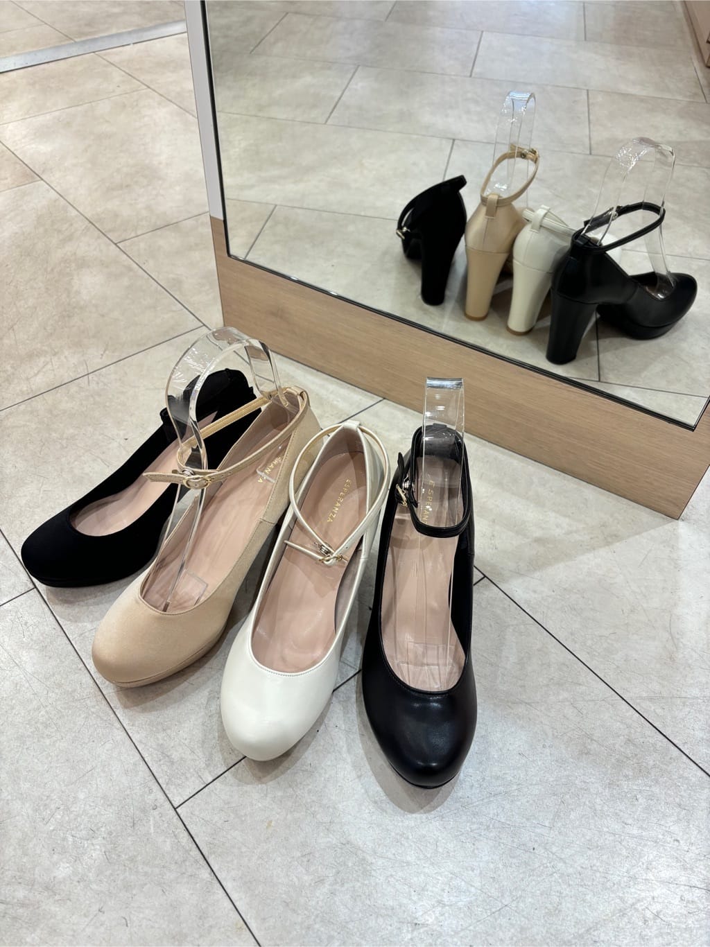 まっきーさんの「ESPERANZA｜3WAYチャンキーヒールパンプス」を使ったコーディネート