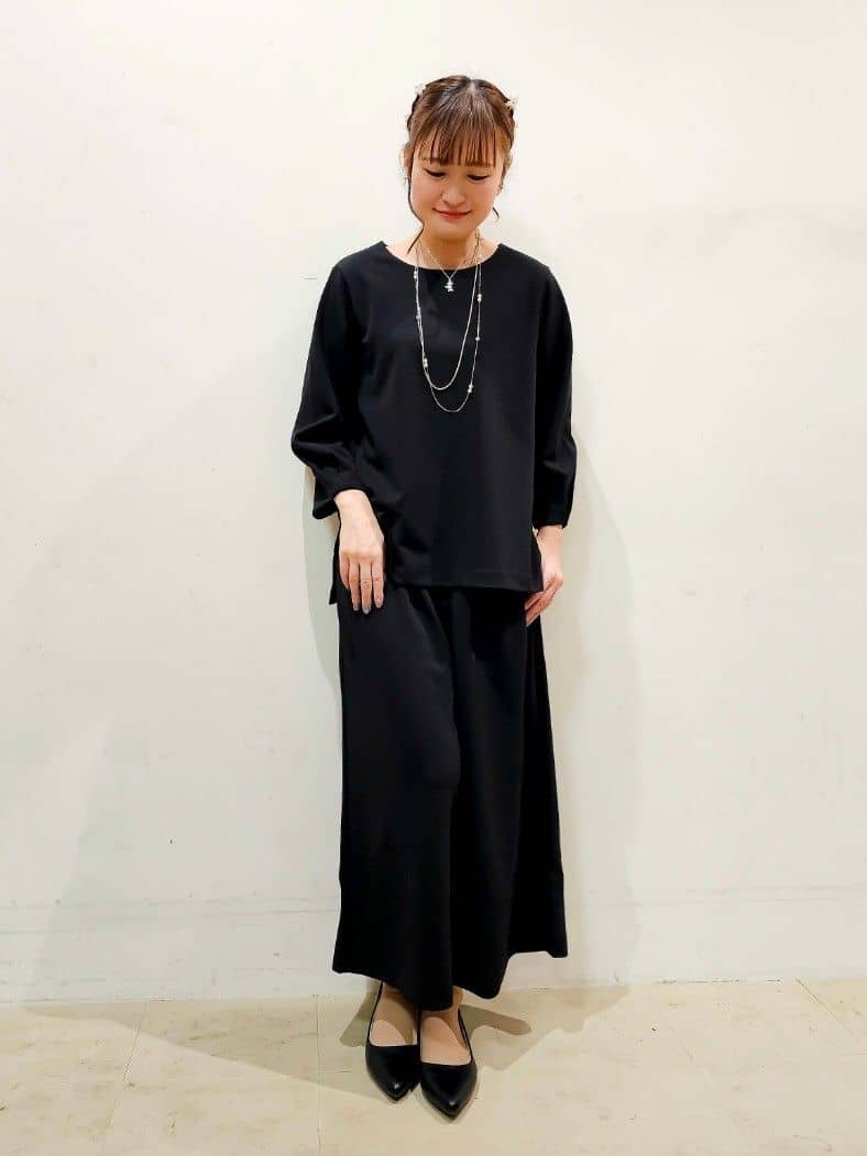 ゆゆさんの「SHOO･LA･RUE｜【通勤/デイリー/セットアップ可】マルチに使える カットジョーゼット ワイドパンツ」を使ったコーディネート