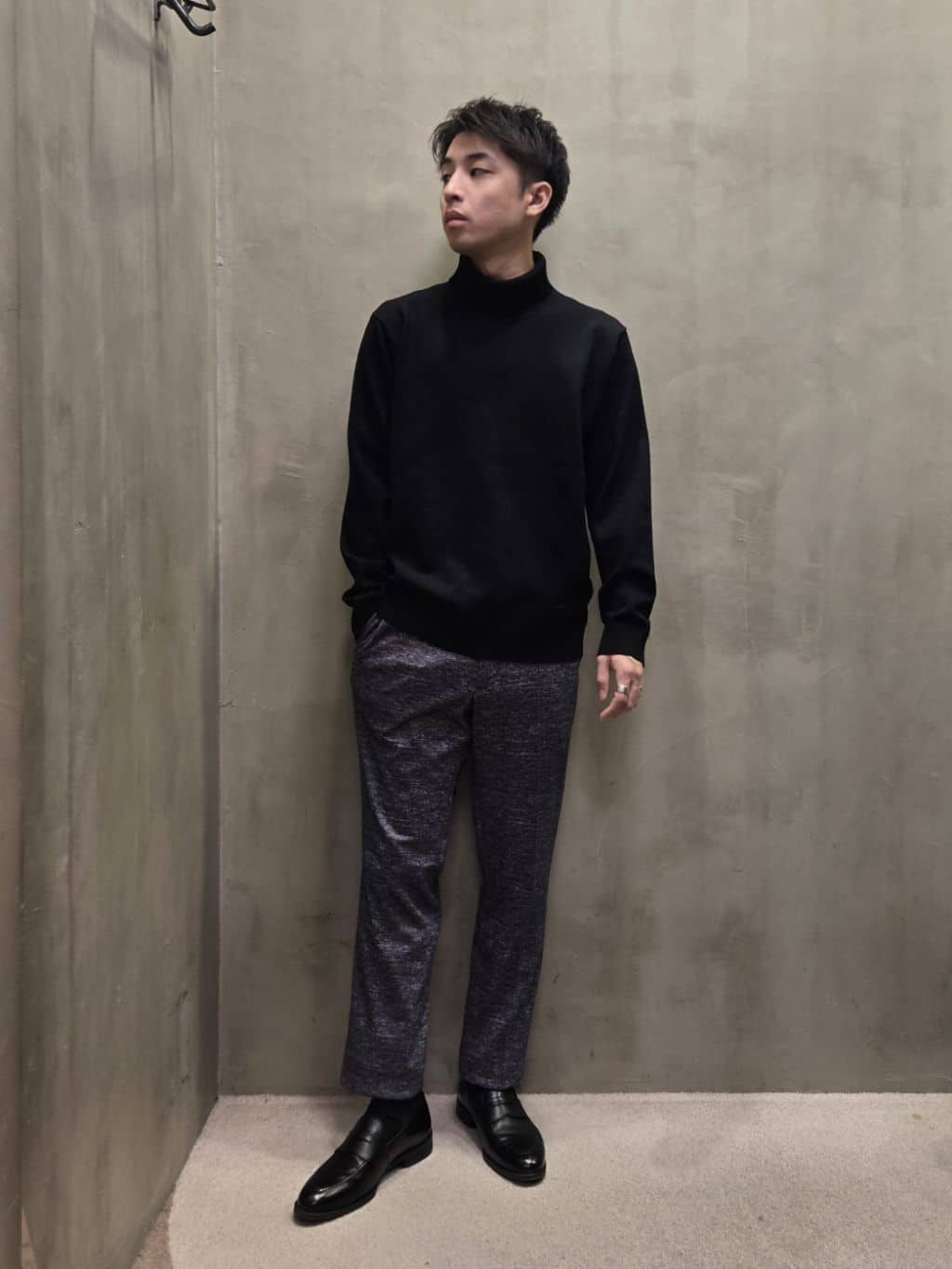 白木駆さんの「TAKEO KIKUCHI｜【ONOFF対応】TRダブルニット ストレッチパンツ」を使ったコーディネート