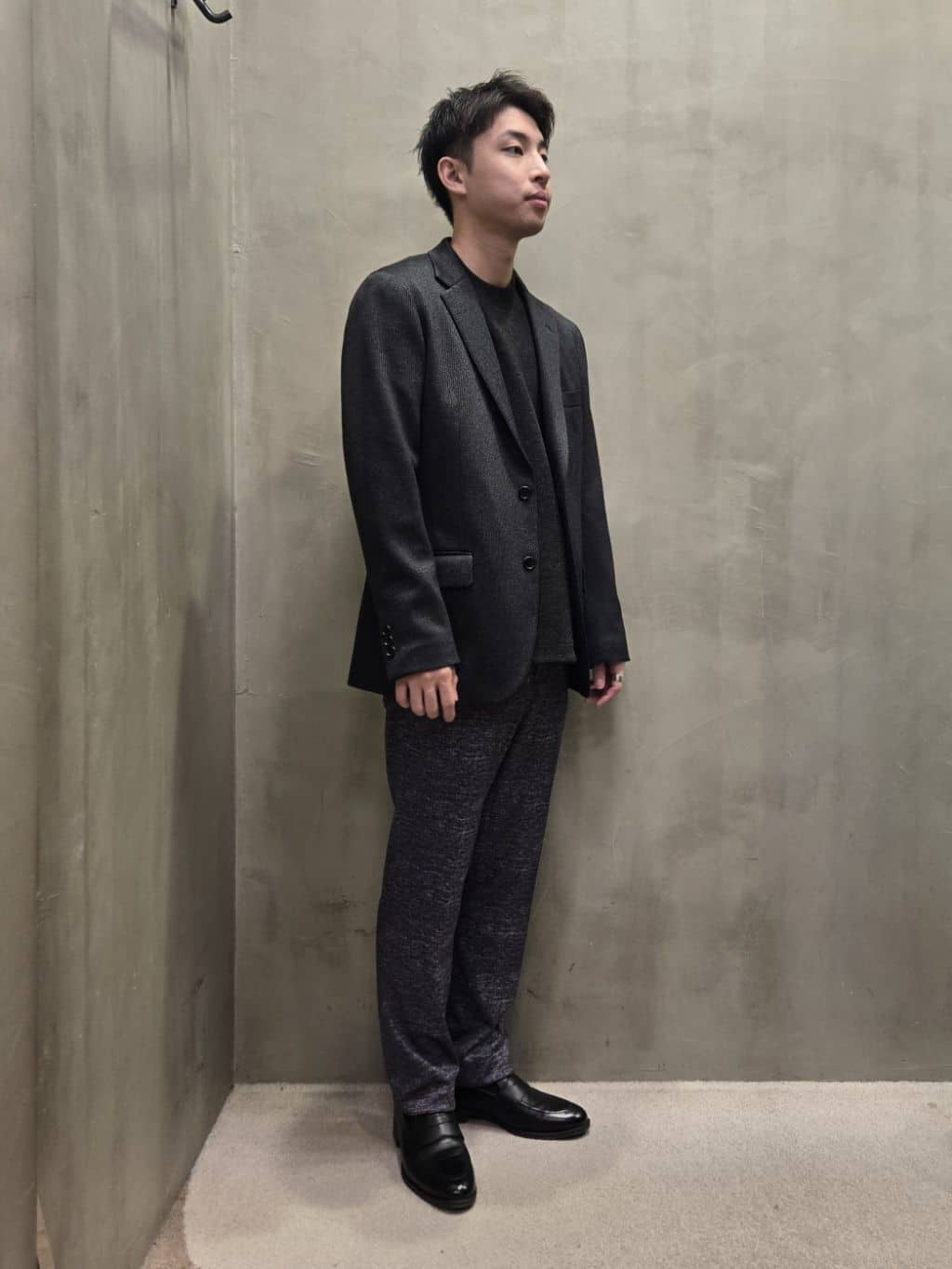 白木駆さんの「TAKEO KIKUCHI｜【ONOFF対応】TRダブルニット ストレッチパンツ」を使ったコーディネート