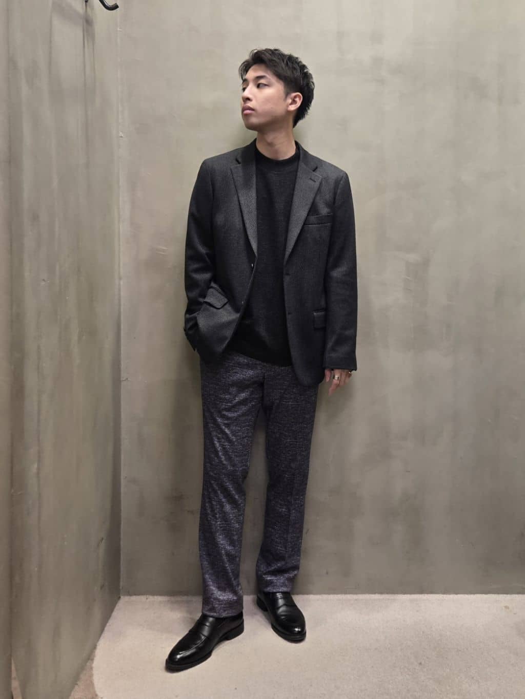 白木駆さんの「TAKEO KIKUCHI｜【ONOFF対応】TRダブルニット ストレッチパンツ」を使ったコーディネート