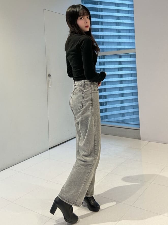 HUANG WEI HSUANさんの「ESPERANZA｜アーモンドトゥレースアップ厚底ショートブーツ」を使ったコーディネート