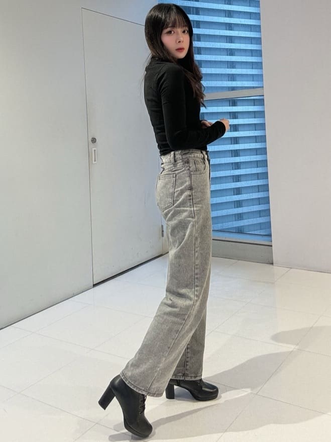 HUANG WEI HSUANさんの「ESPERANZA｜アーモンドトゥレースアップ厚底ショートブーツ」を使ったコーディネート