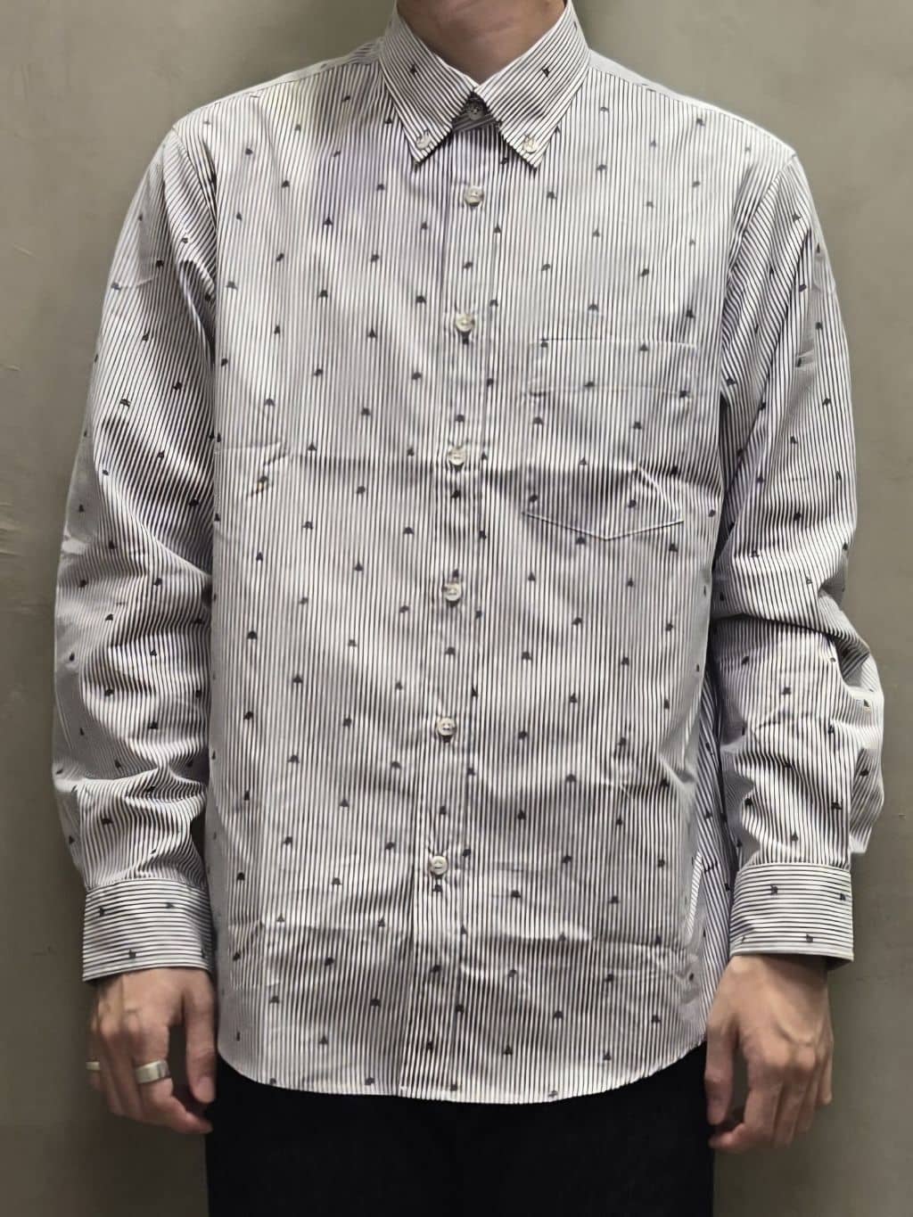 白木駆さんの「TAKEO KIKUCHI｜ハットモチーフ ジャカード ストライプ シャツ」を使ったコーディネート