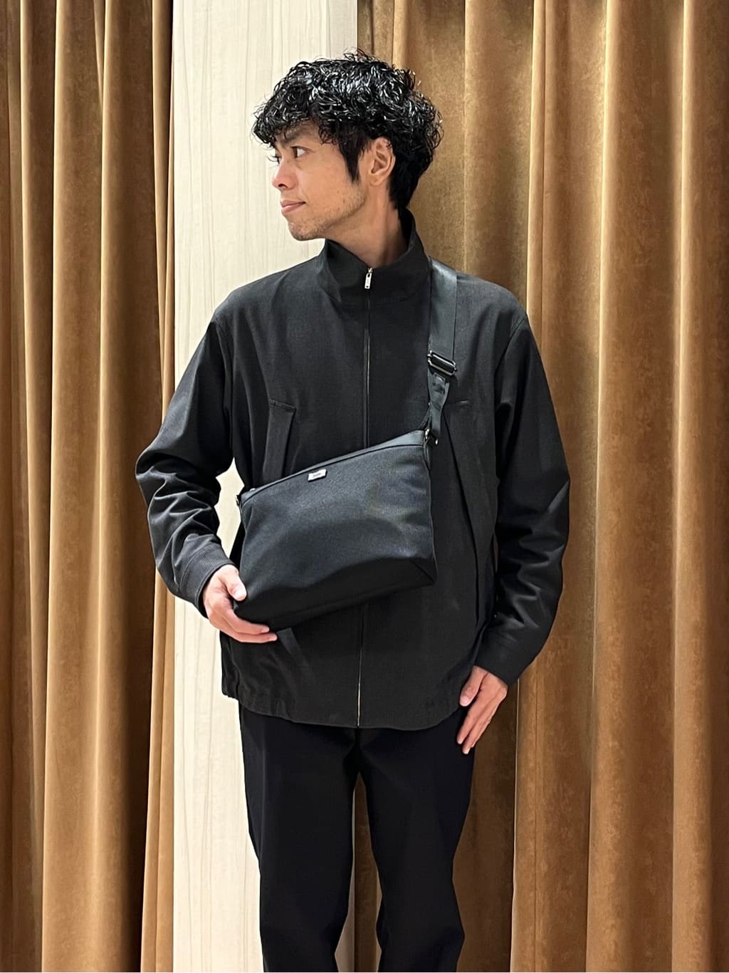 URAさんの「TAKEO KIKUCHI｜【オフィスカジュアル対応】ドレス チノパンツ」を使ったコーディネート