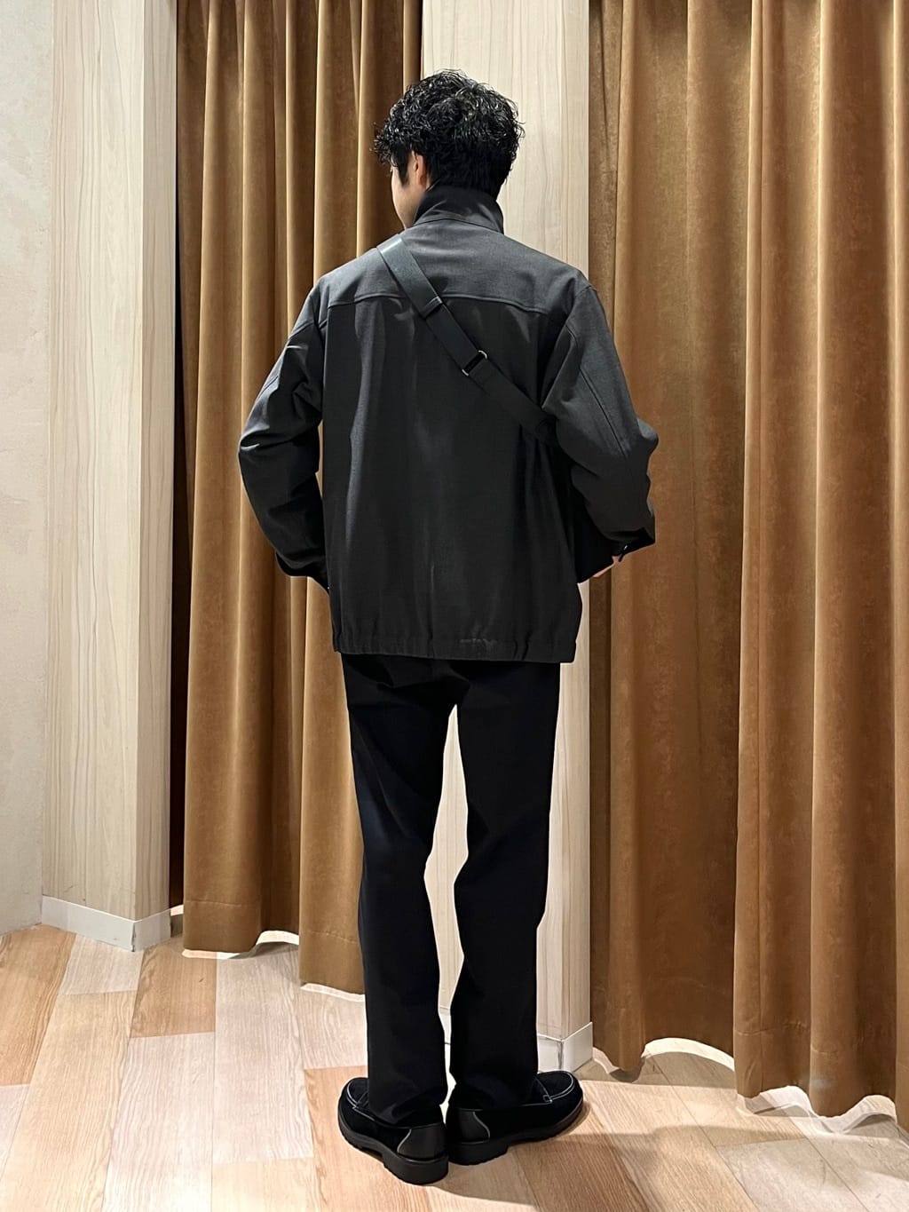 URAさんの「TAKEO KIKUCHI｜【オフィスカジュアル対応】ドレス チノパンツ」を使ったコーディネート