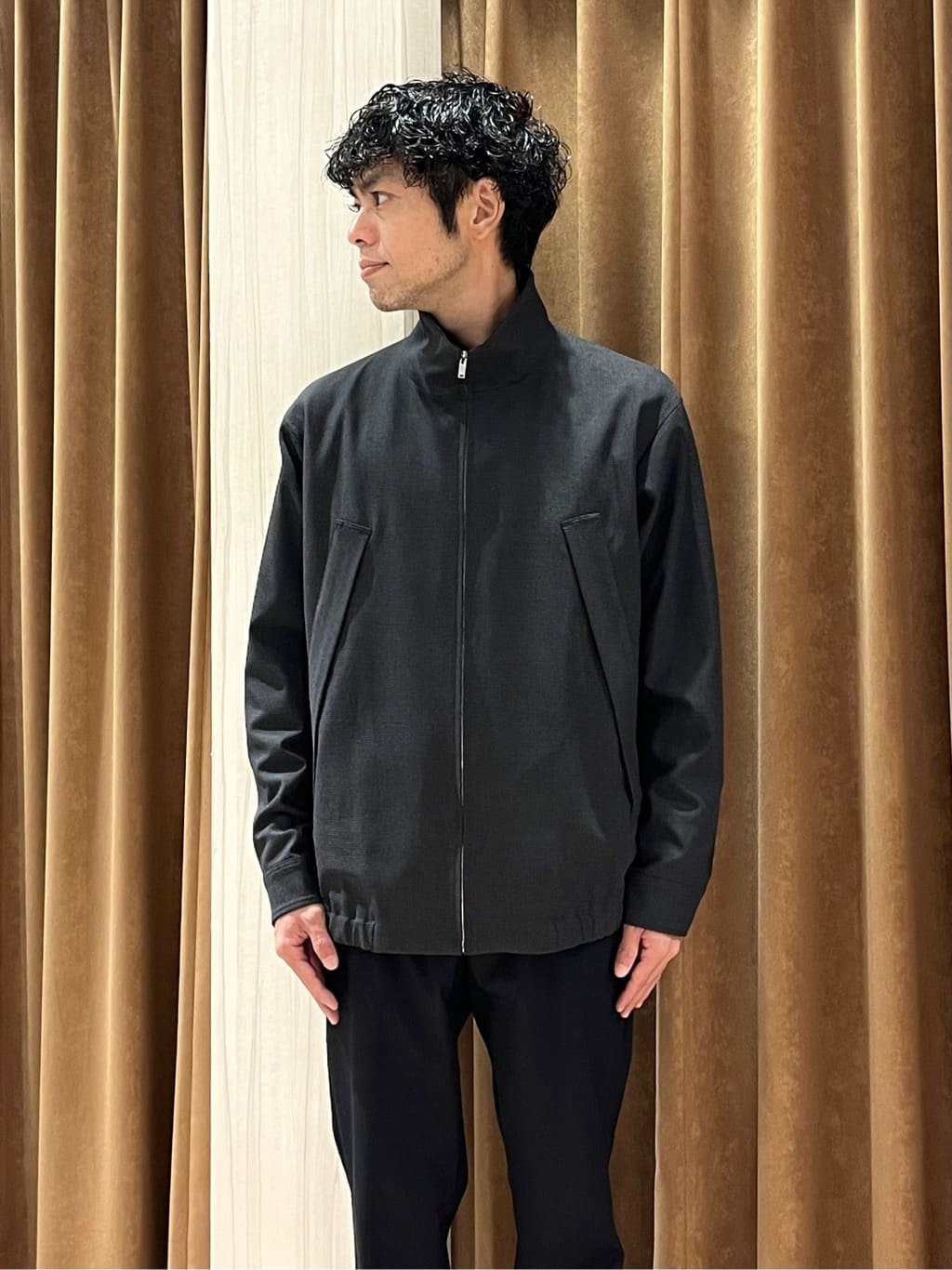 URAさんの「TAKEO KIKUCHI｜【オフィスカジュアル対応】ドレス チノパンツ」を使ったコーディネート