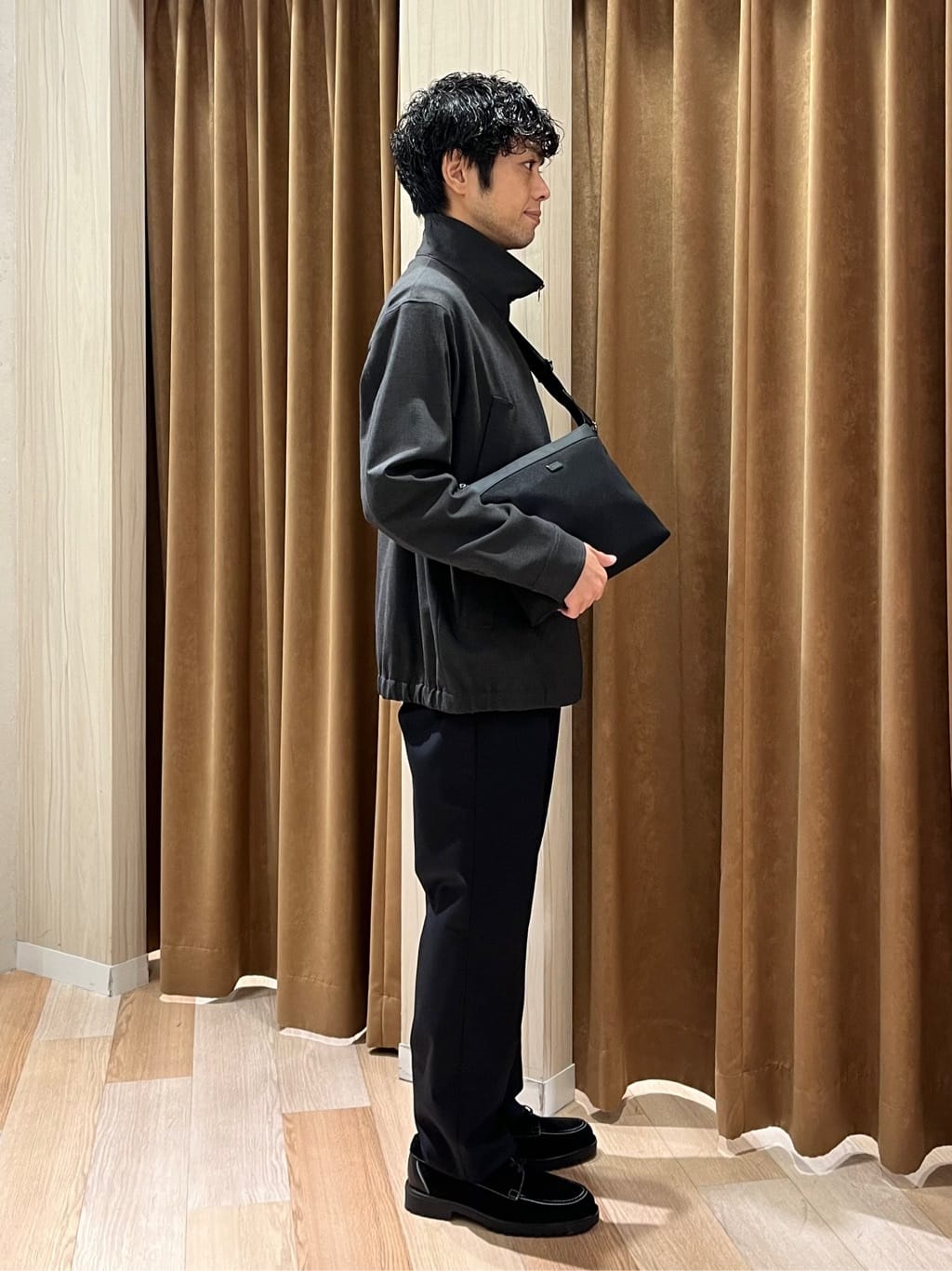 URAさんの「TAKEO KIKUCHI｜【オフィスカジュアル対応】ドレス チノパンツ」を使ったコーディネート