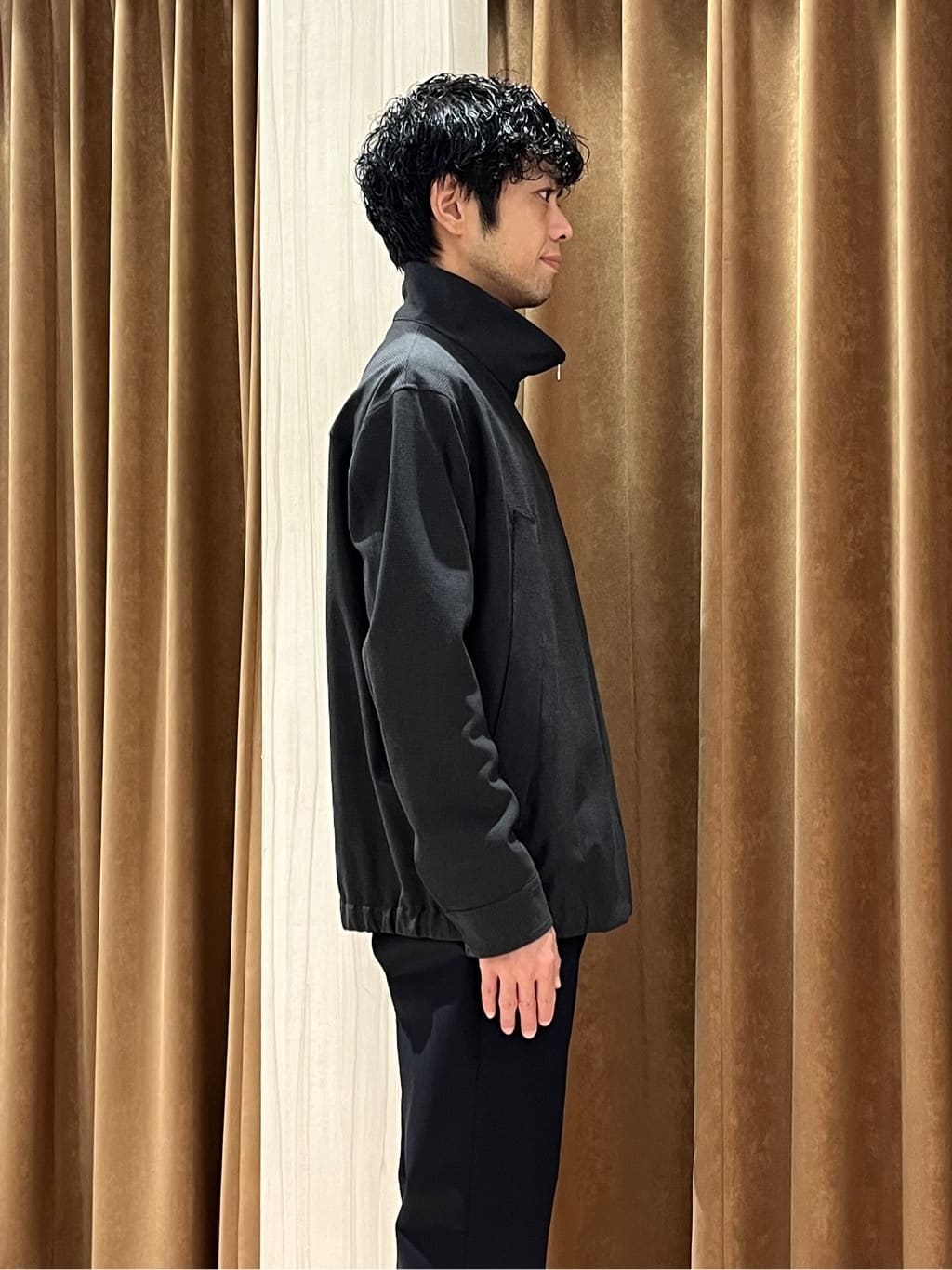 URAさんの「TAKEO KIKUCHI｜【オフィスカジュアル対応】ドレス チノパンツ」を使ったコーディネート
