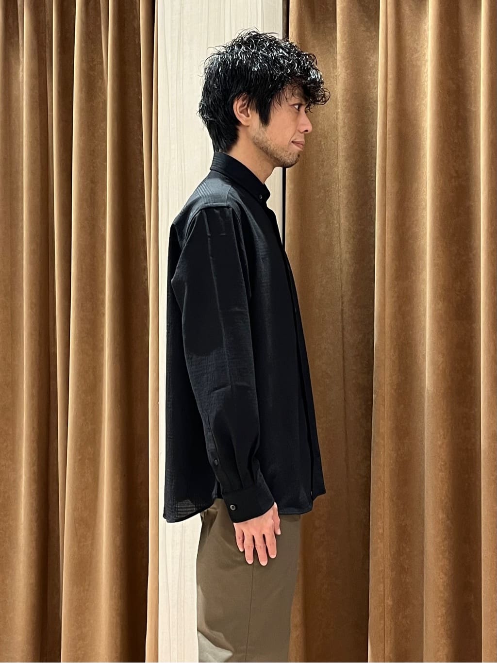 URAさんの「TAKEO KIKUCHI｜【オフィスカジュアル対応】ドレス チノパンツ」を使ったコーディネート