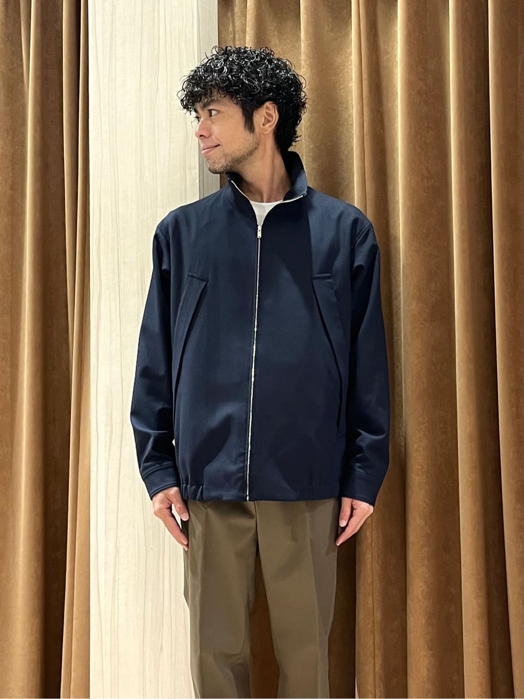 URAさんの「TAKEO KIKUCHI｜【オフィスカジュアル対応】ドレス チノパンツ」を使ったコーディネート