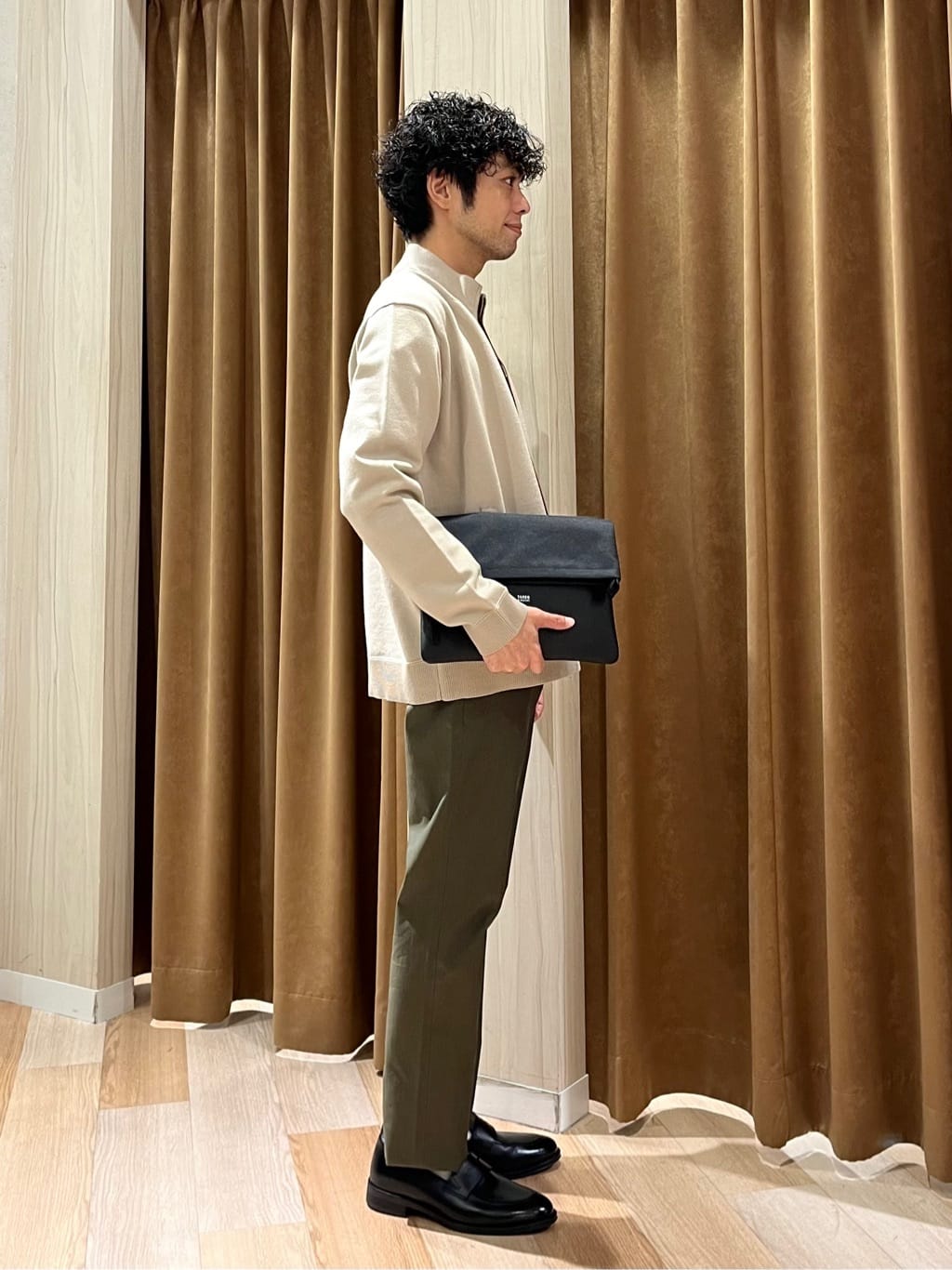 URAさんの「TAKEO KIKUCHI｜【全7サイズ&times;8色展開！】トップマルチヘリンボン パンツ」を使ったコーディネート