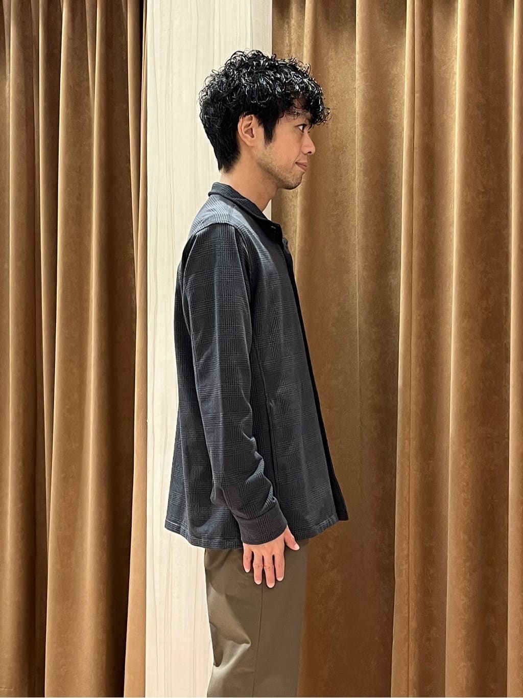 URAさんの「TAKEO KIKUCHI｜【オフィスカジュアル対応】ドレス チノパンツ」を使ったコーディネート