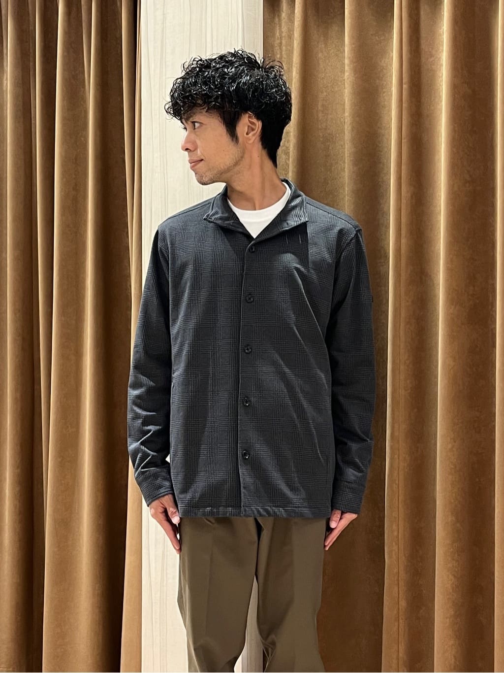 URAさんの「TAKEO KIKUCHI｜【オフィスカジュアル対応】ドレス チノパンツ」を使ったコーディネート