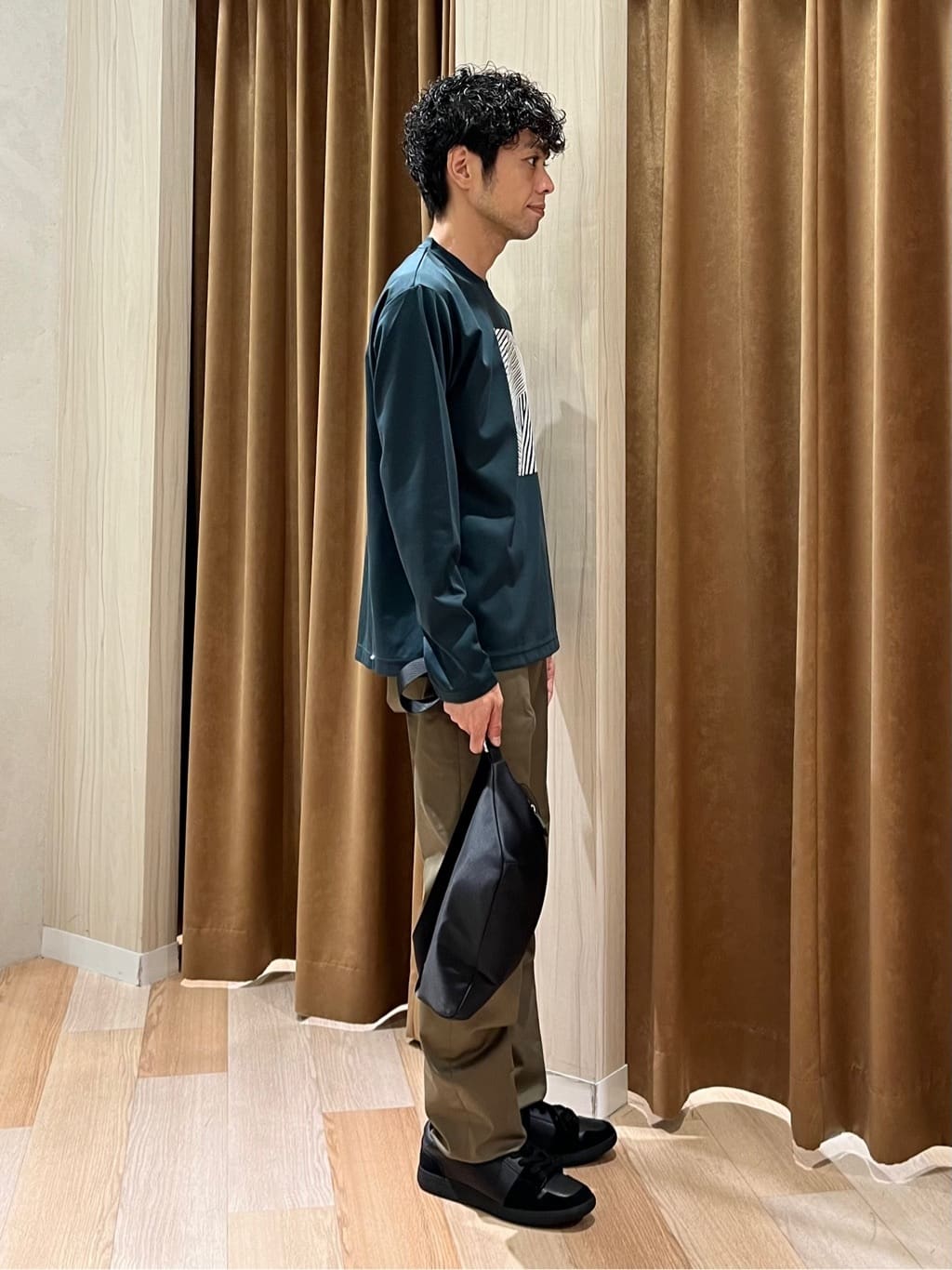 URAさんの「TAKEO KIKUCHI｜【オフィスカジュアル対応】ドレス チノパンツ」を使ったコーディネート