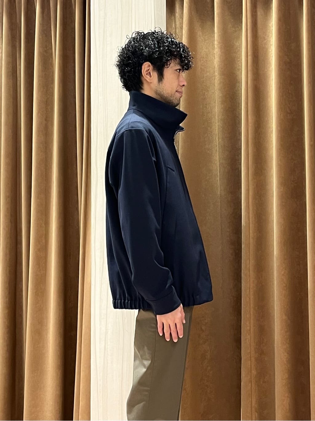 URAさんの「TAKEO KIKUCHI｜【オフィスカジュアル対応】ドレス チノパンツ」を使ったコーディネート