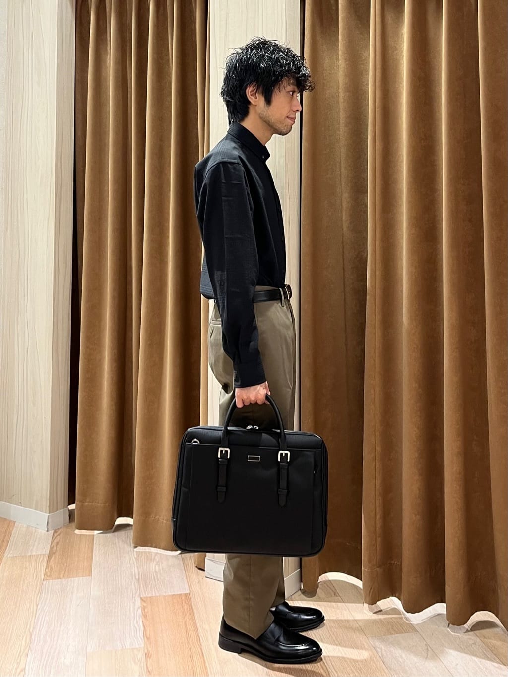 URAさんの「TAKEO KIKUCHI｜【オフィスカジュアル対応】ドレス チノパンツ」を使ったコーディネート