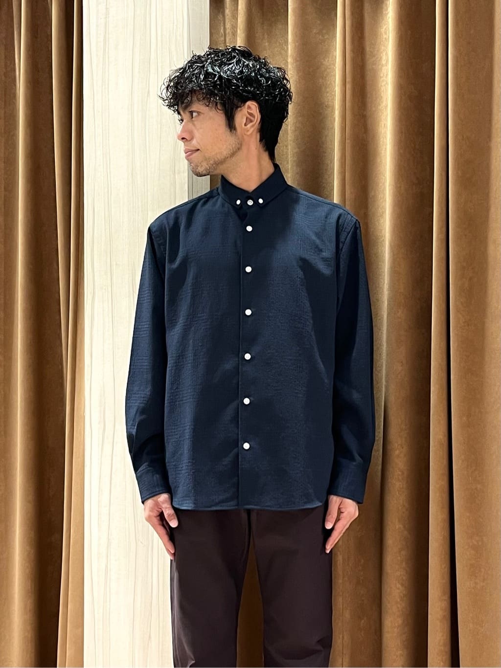 URAさんの「TAKEO KIKUCHI｜【Made in JAPAN】播州織 ストレッチ パンツ」を使ったコーディネート