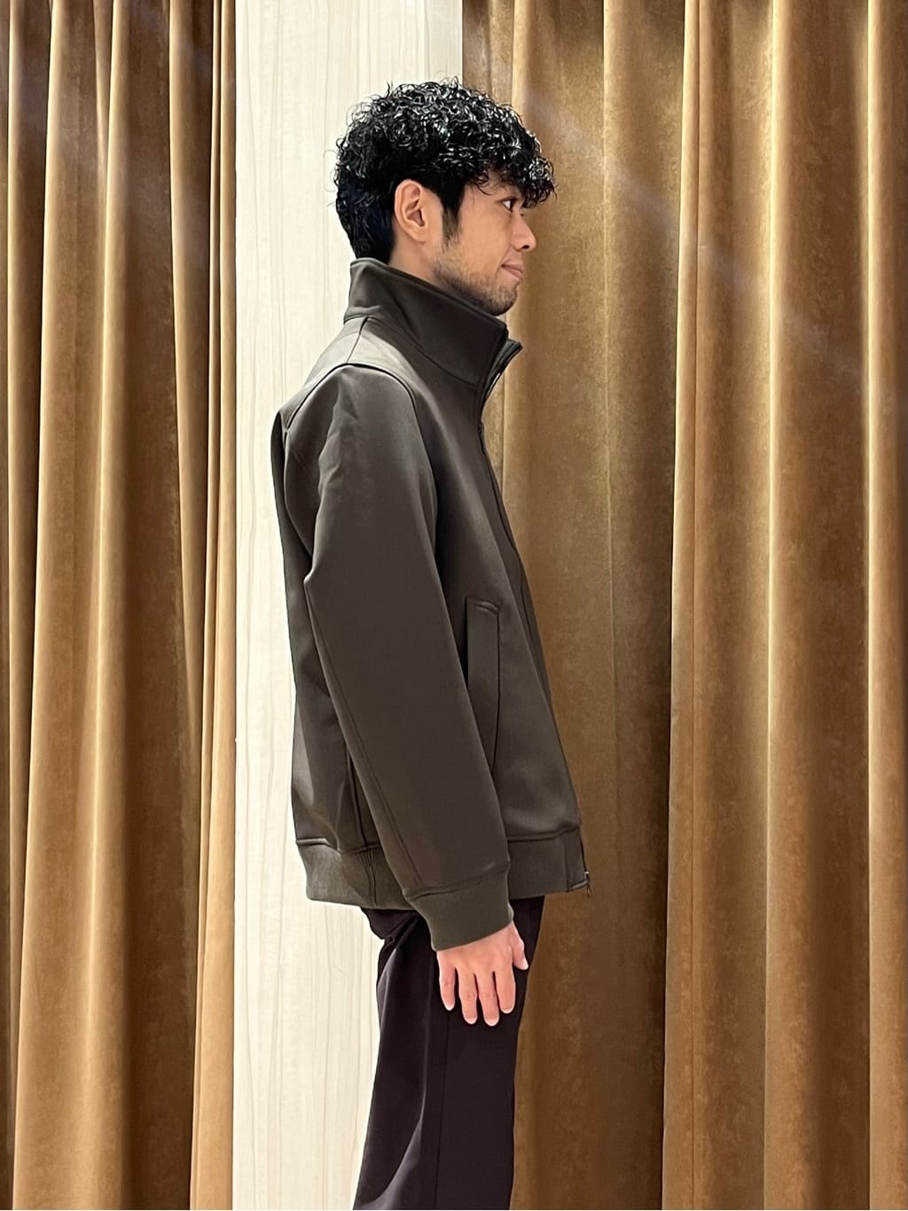 URAさんの「TAKEO KIKUCHI｜【Made in JAPAN】播州織 ストレッチ パンツ」を使ったコーディネート