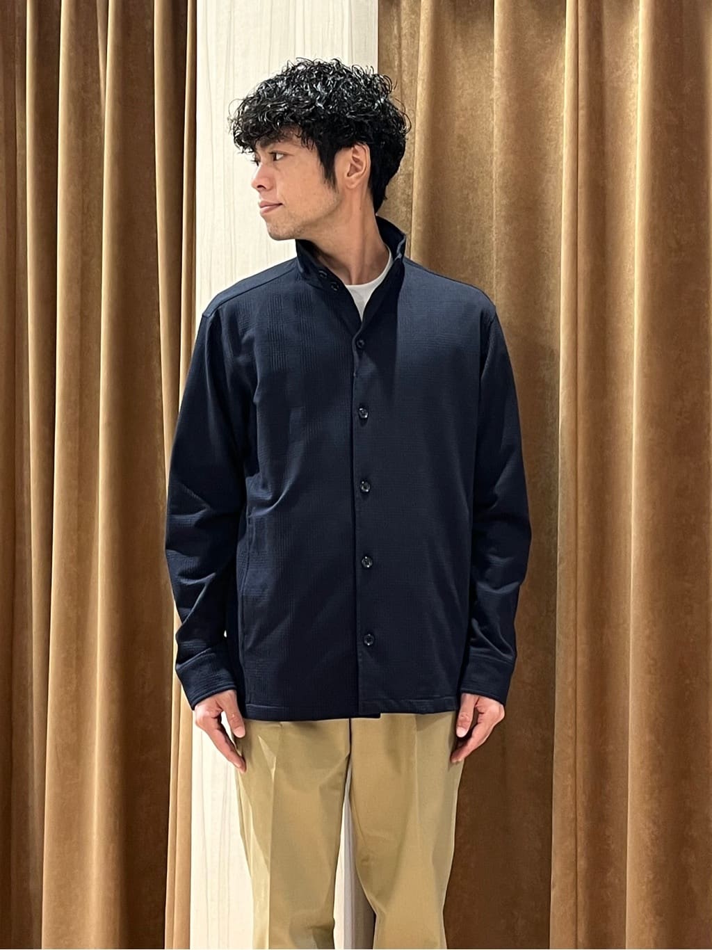 URAさんの「TAKEO KIKUCHI｜【オフィスカジュアル対応】ドレス チノパンツ」を使ったコーディネート