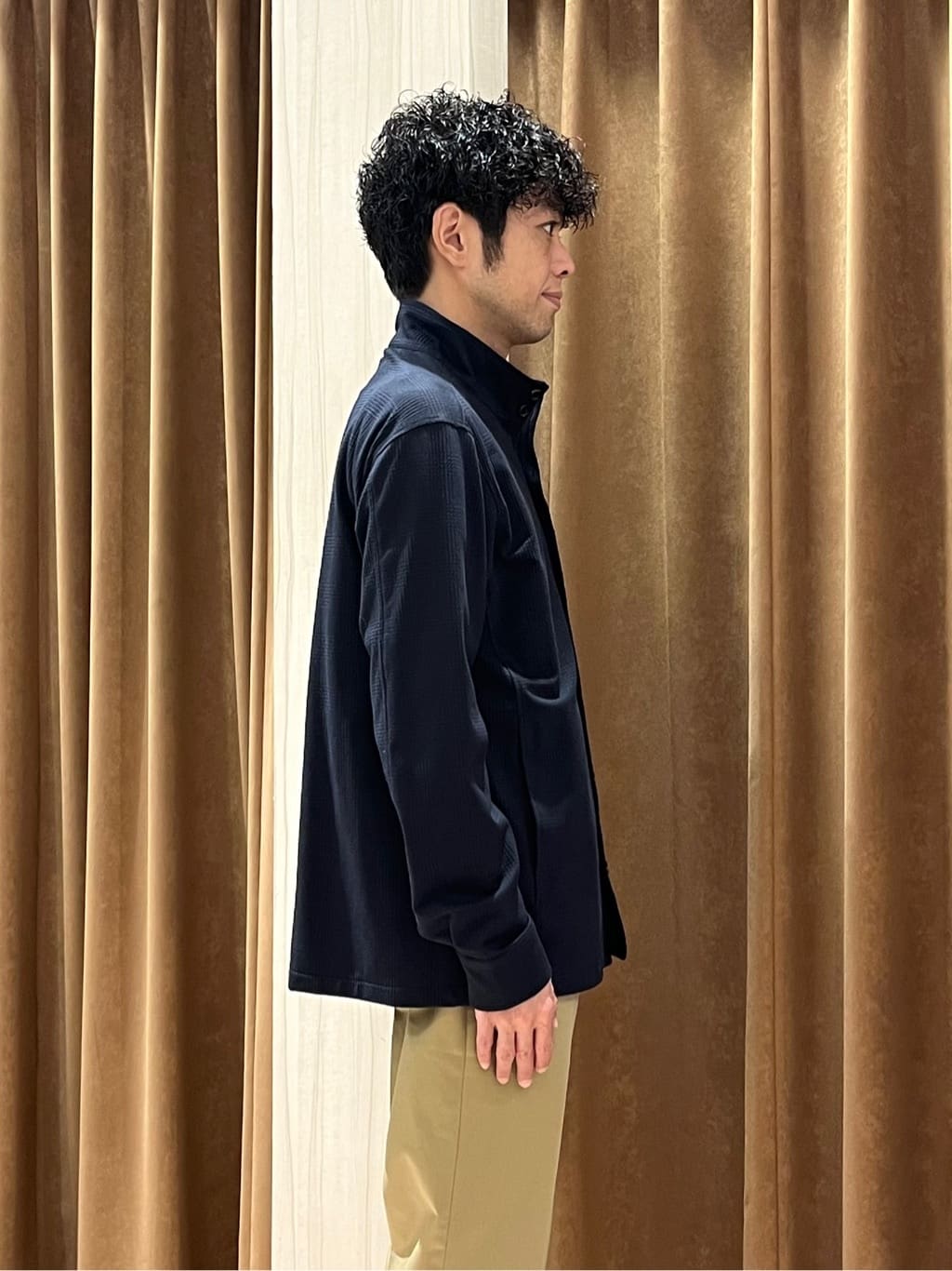 URAさんの「TAKEO KIKUCHI｜【オフィスカジュアル対応】ドレス チノパンツ」を使ったコーディネート